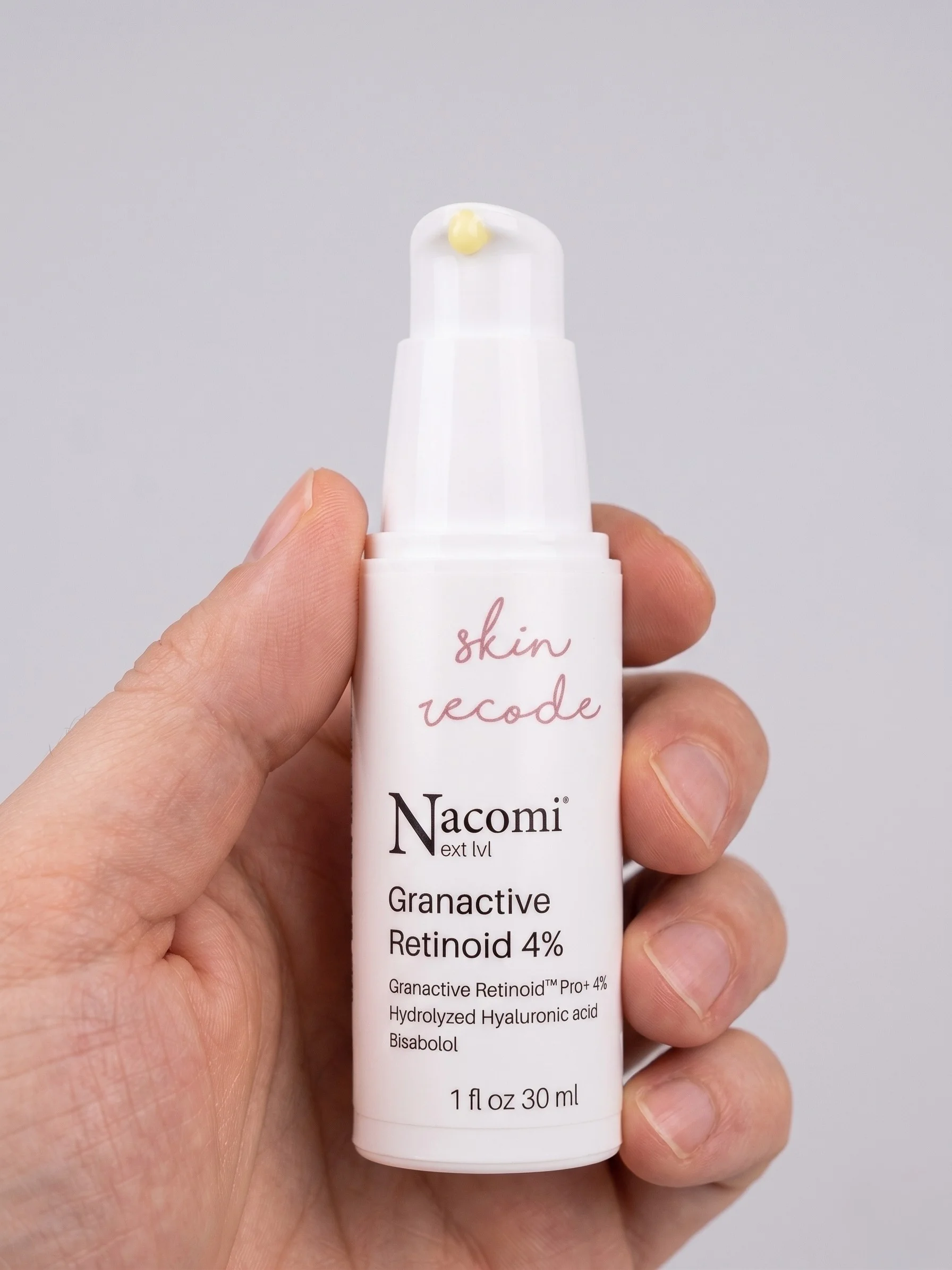 Serum z retinolem nakładane na twarz wieczorem
