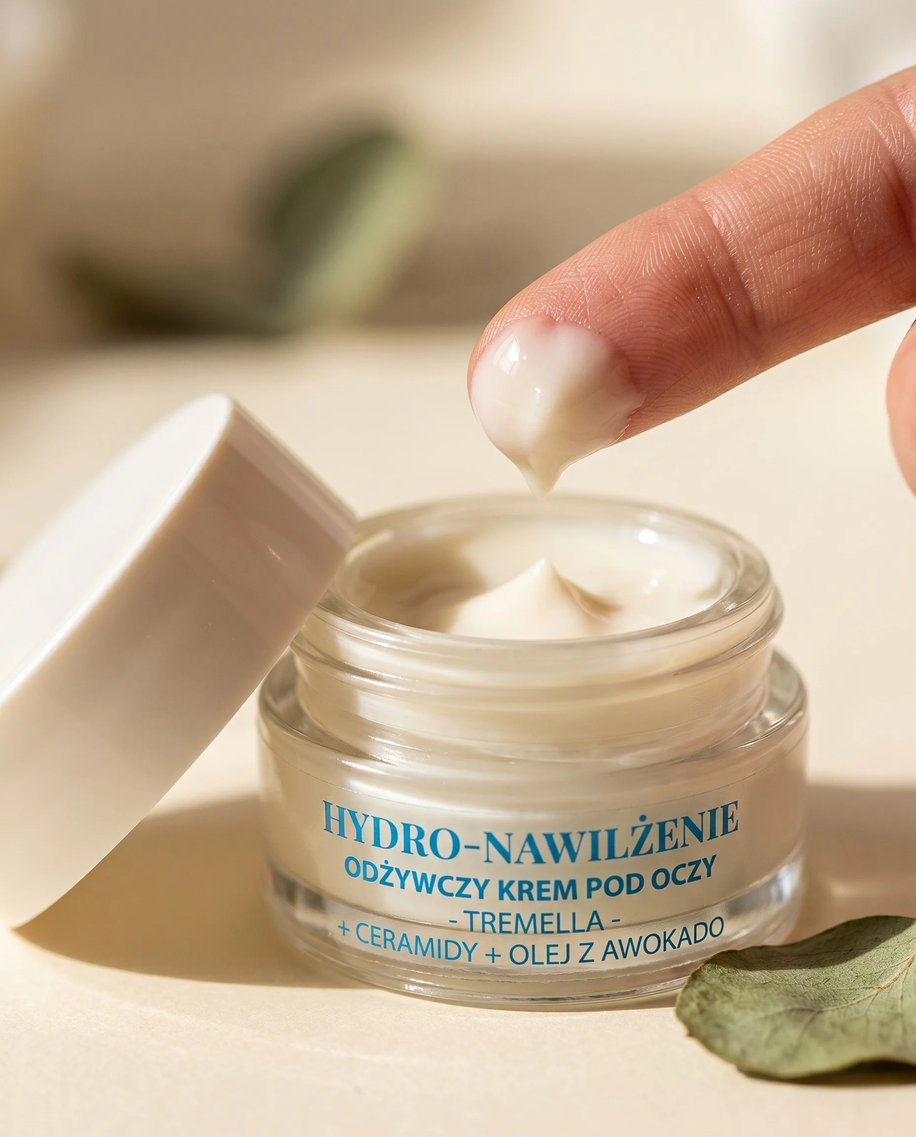 Orientana krem pod oczy z ceramidami — otwarty słoiczek z konsystencją kremu i akcentem botanicznym