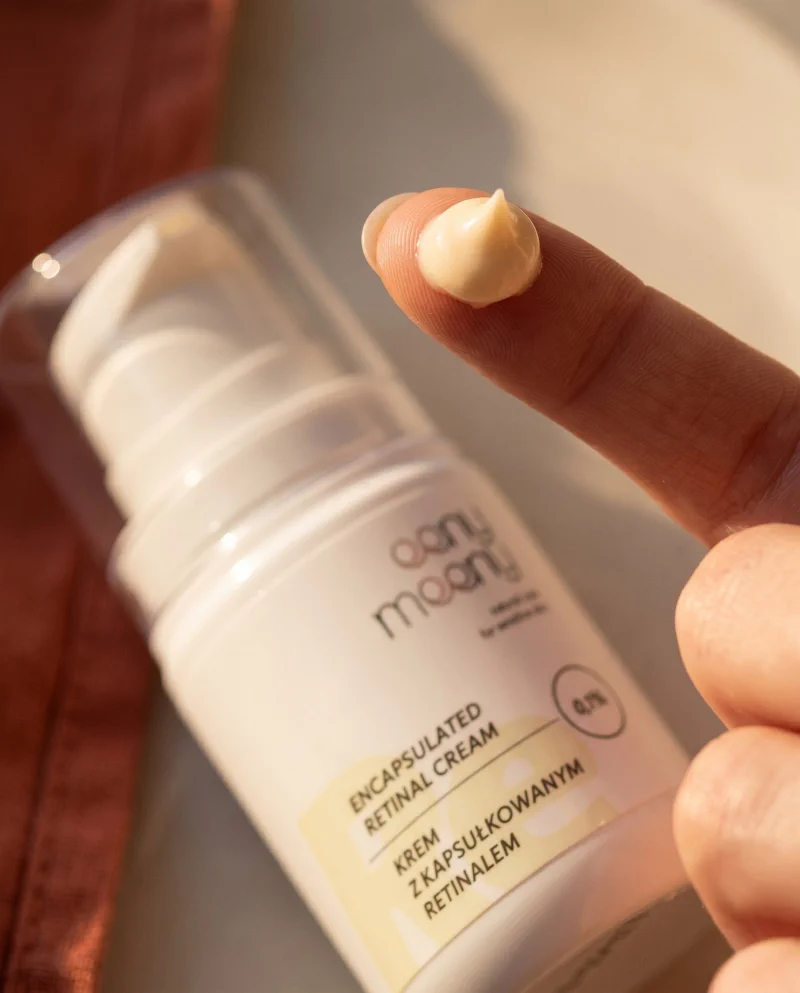 Mineralny krem SPF 50 i krem z retinalem 0,1% — rutyna pielęgnacyjna z retinoidami