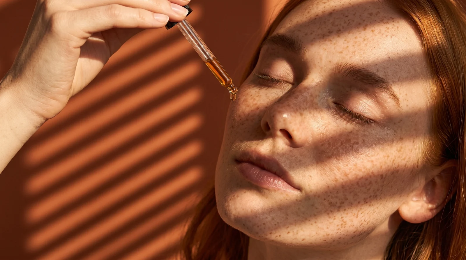 Aplikacja serum z retinoidem HPR na twarz pipetą