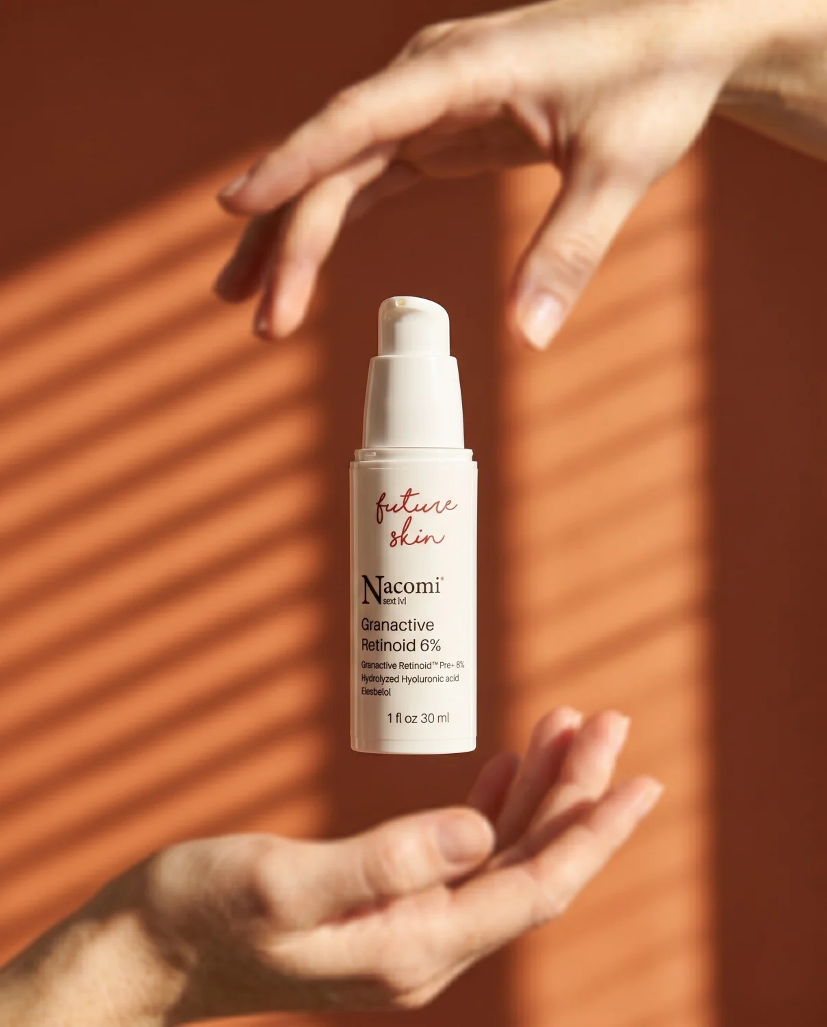 Serum Nacomi Granactive Retinoid 6% (HPR) w dłoniach